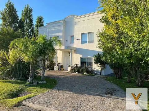 Casa Venta 3 dormitorios 3 baños - Barrio Santo Domingo, Presidente Peron