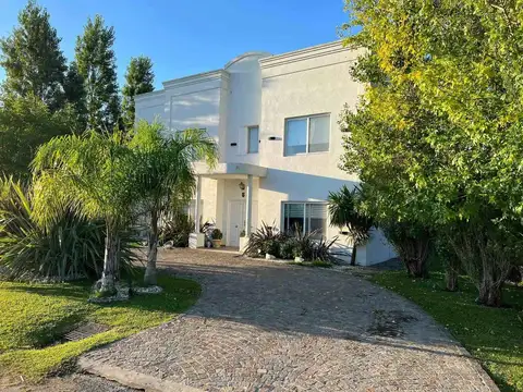 Casa Venta 3 dormitorios 3 baños - Barrio Santo Domingo, Presidente Peron