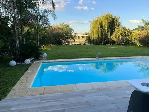 Casa Venta 3 dormitorios 3 baños - Barrio Santo Domingo, Presidente Peron