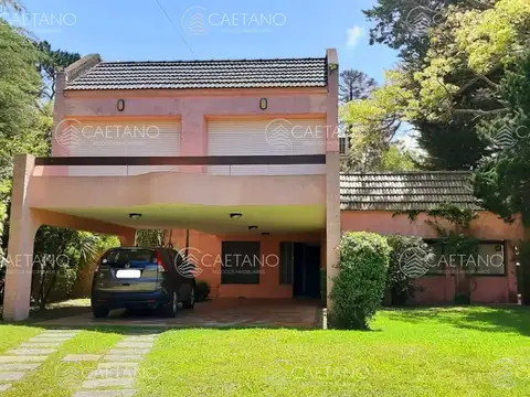 Venta casa a media cuadra de la playa, 5 dorm, 4 baños y servicio