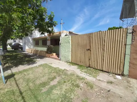 Casa 8 ambientes con 2 baños