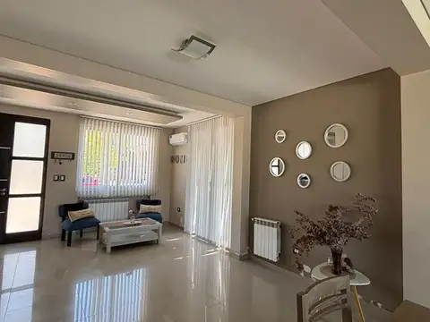 Casa 7 ambientes con 2 baños
