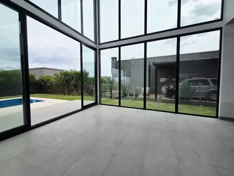 Casa en Venta en Pilar del Este - San Ramon, USD 230.000