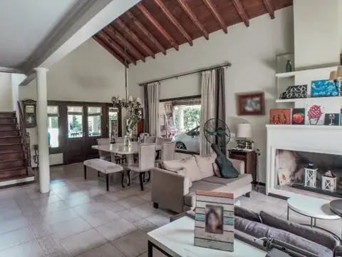 Casa en Venta con 2 cocheras