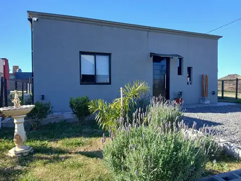Imperdible Casa Moderna y funcional, con parque y pileta hormigón, barrio Los Tilos de Domselaar