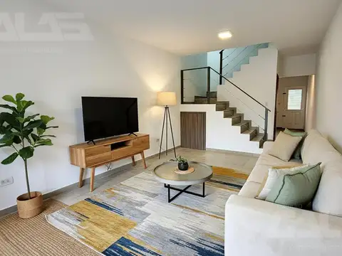 Duplex con cochera para 2 autos, 2 dormitorios y fondo