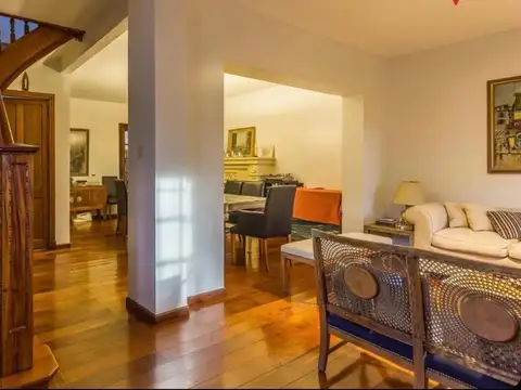 Casa en Venta con 2 cocheras