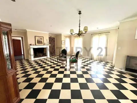 VENTA CASA QUINTA ESTILO COLONIAL CON PARQUE Y PILETA - LUJAN