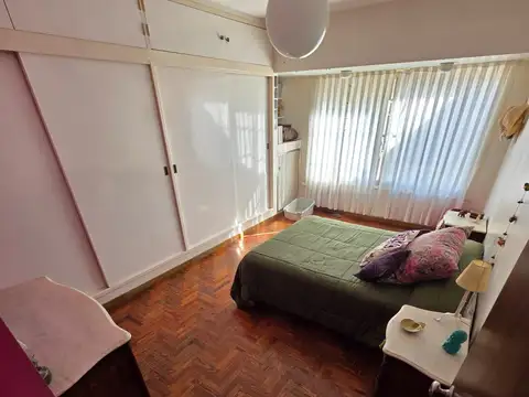 GRAN CASA EN 2 PLANTAS - APLIO FONDO CON PARQUE Y QUINCHO CON PARRILLA - GARAGE 3 AUTOS