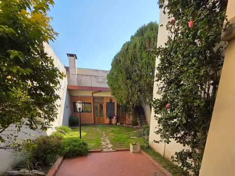 GRAN CASA EN 2 PLANTAS - APLIO FONDO CON PARQUE Y QUINCHO CON PARRILLA - GARAGE 3 AUTOS