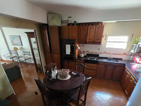 Casa 8 ambientes con 3 baños