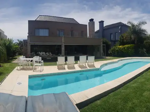 Venta Casa 5 Ambientes Saint Thomas Este