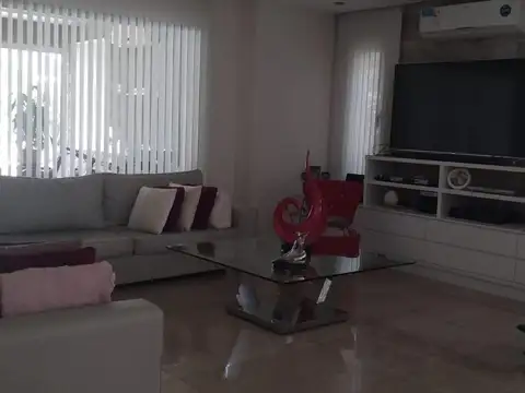 Casa en Venta con 3 cocheras