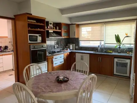 Casa en Alquiler con 1 cochera