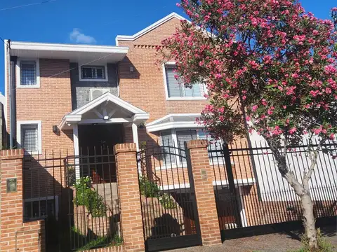 Importante casa en Alquiler de 5 Ambientes con cochera en el centro de Ezpeleta