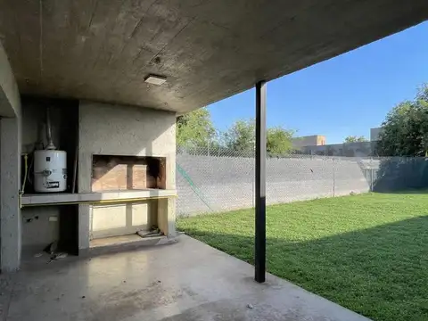 VENTA CASA DOS DORMITORIOS CON PILETA BARRIO NORTE