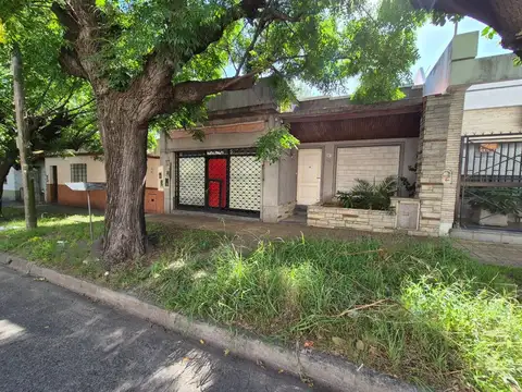 Casa 3 amb c/patio, local al frente, a refaccionar