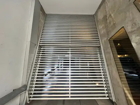 COCHERA CON PORTÓN ELECTRICO y SEGURIDAD 24