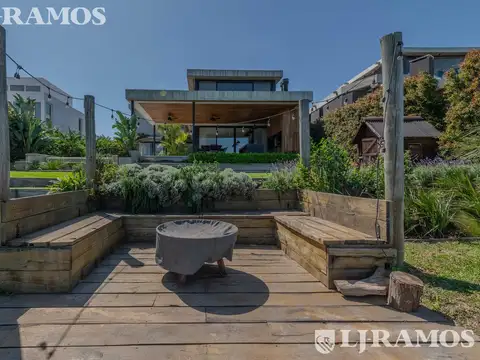 Casa 8 ambientes con 4 baños