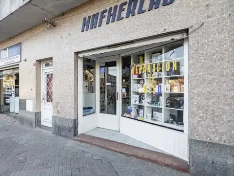 Av Arijon 2700, importante propiedad con comercios al frente