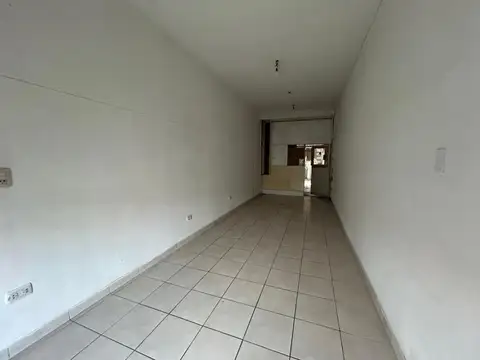 Av Arijon 2700, importante propiedad con comercios al frente