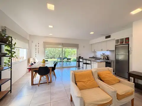 Oportunidad  casa a la venta en Los Arces, con piscina en lote central - NUEVO PRECIO