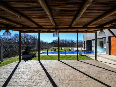 Casa 4 ambientes con 2 baños