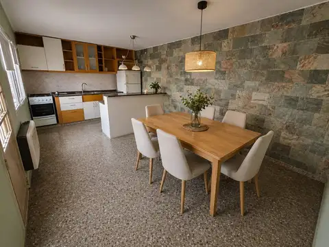VENTA - Casa 2 dormitorios con cochera, pileta y quincho