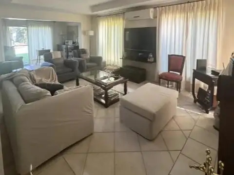 Casa 6 ambientes con 5 baños