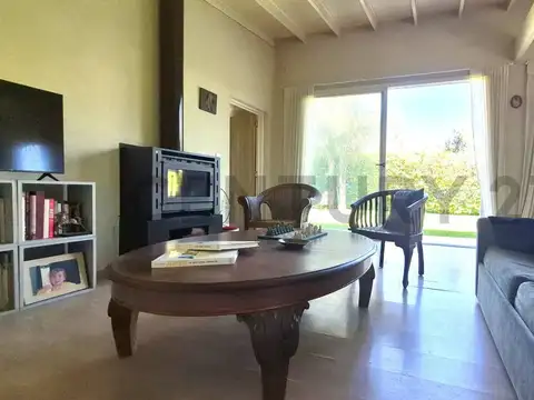 Casa 6 ambientes con 2 baños