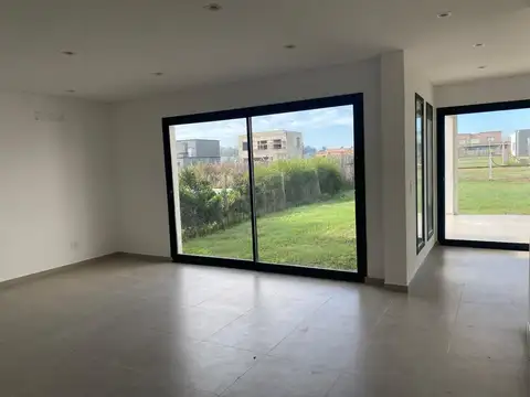 Casa en Venta con 3 cocheras