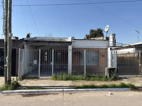 Casa con dpto en el fondo en venta en San Antonio de Padua