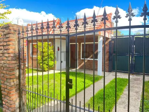 CASA EN VENTA 3 DORMITORIOS, APTA BANCO EN HERNANDEZ, LA PLATA