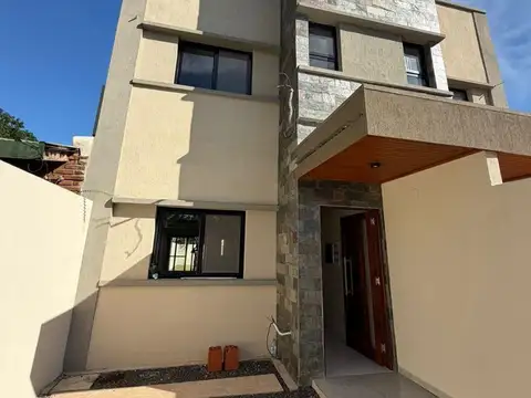 CF1376 - CASA - 2 DORMITORIOS - AV. CENTENARIO Y KOLPING