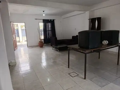 Casa en Alquiler con 2 cocheras