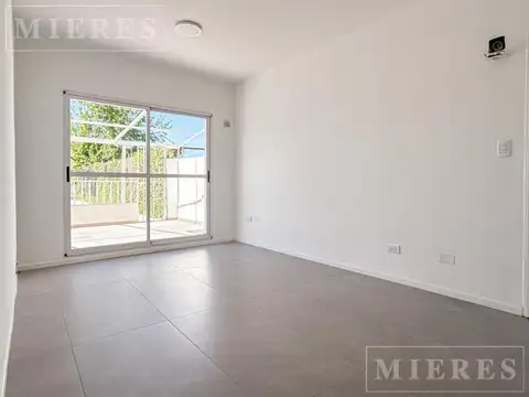 Departamento de 3 ambientes con enorme jardín propio  en el centro de San Fernando.