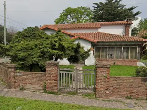 LOTE 1207 MTS2 VENTA EN BERNAL OESTE CON MEJORAS