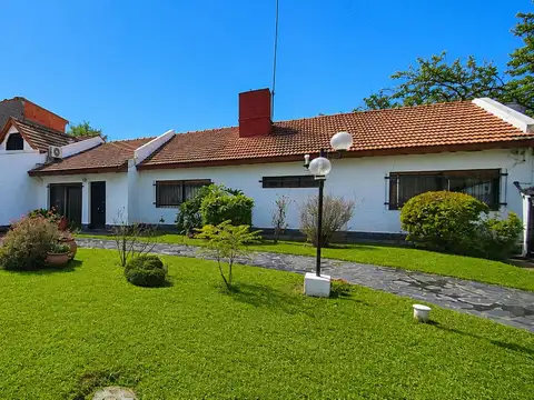 Venca casa 6 ambientes con pileta, quincho y gran parque
