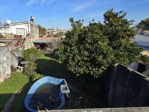 Venta casa con local /depósito gran terreno pileta