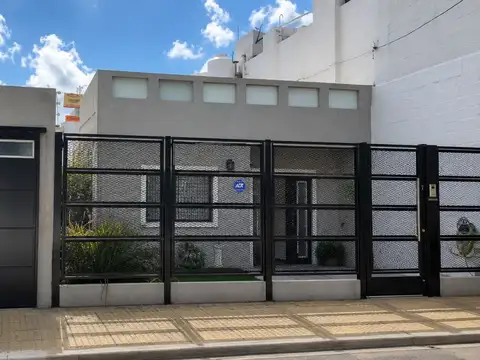 OPORTUNIDAD CASA DE 3 AMBIENTES CON JARDIN