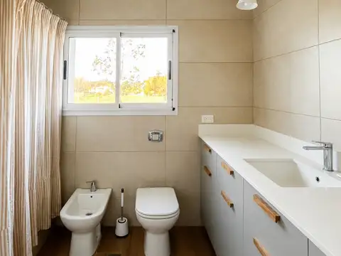 Casa 6 ambientes con 2 baños