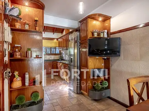 Venta Casa Chalet Jardín Pileta Plaza Mitre Zona Holters