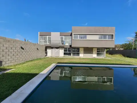 Casa en Alquiler con 1 cochera