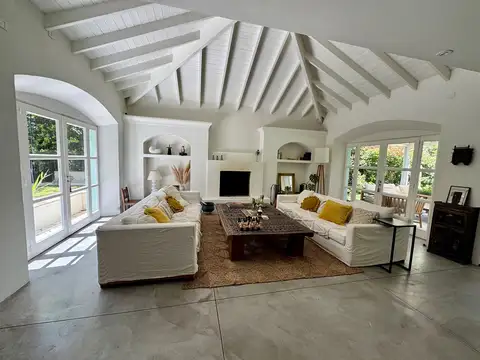 Casa 4 ambientes con 5 baños