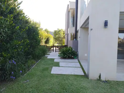 Casa 8 ambientes con 5 baños