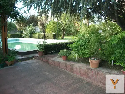 Casa en venta - 4 Dormitorios 3 Baños - 881Mts2 - semicentro Olavarría