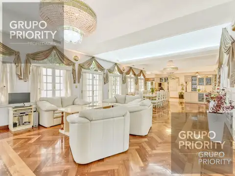 Casa en Venta con 6 cocheras