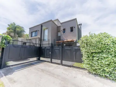 CASA A LA VENTA BELLA VISTA BARRIO SEMICERRADO SANTA CATALINA