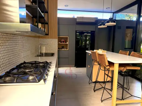 Casa en Venta con 5 cocheras