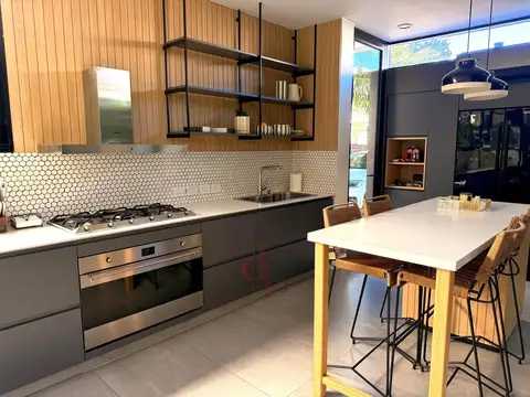 Casa 4 ambientes con 2 baños